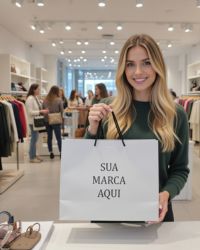 uma mulher com sacola